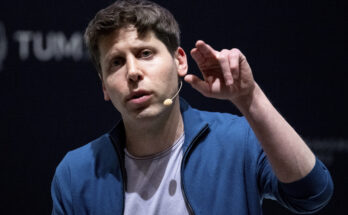 Sam Altman, presidente ejecutivo de OpenAI y creador de ChatGPT, charla con miembros de la audiencia tras su charla en Universidad Técnica de Múnich (TUM), en Alemania, este jueves.